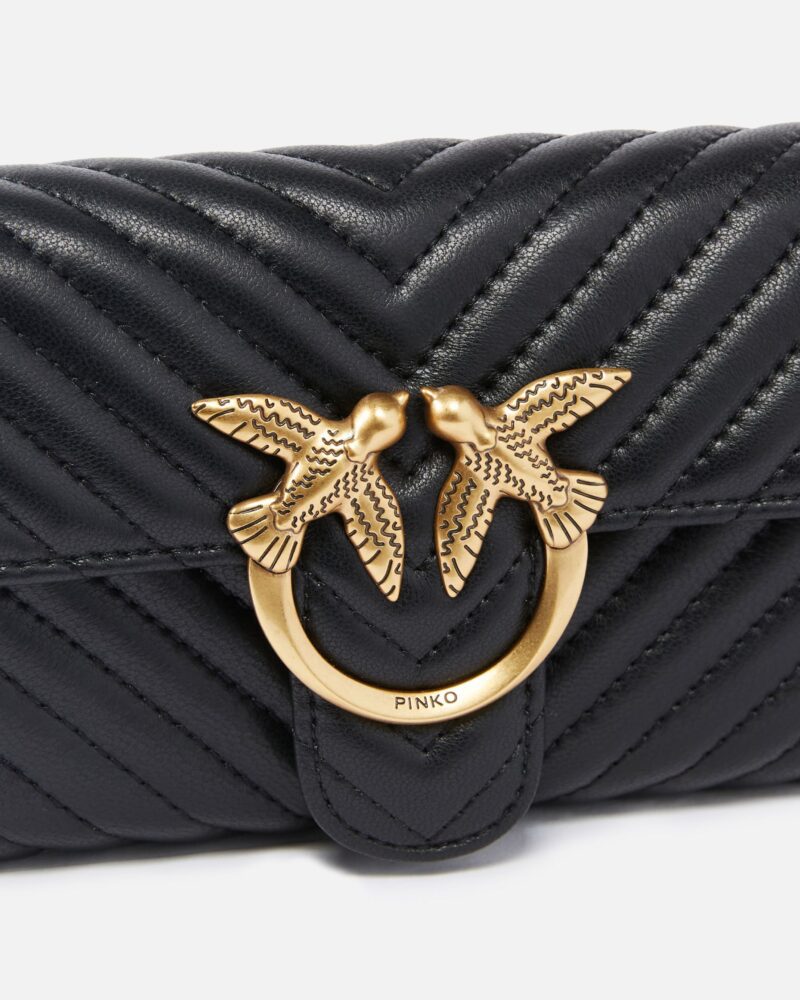 Cât costă o geantă Pinko