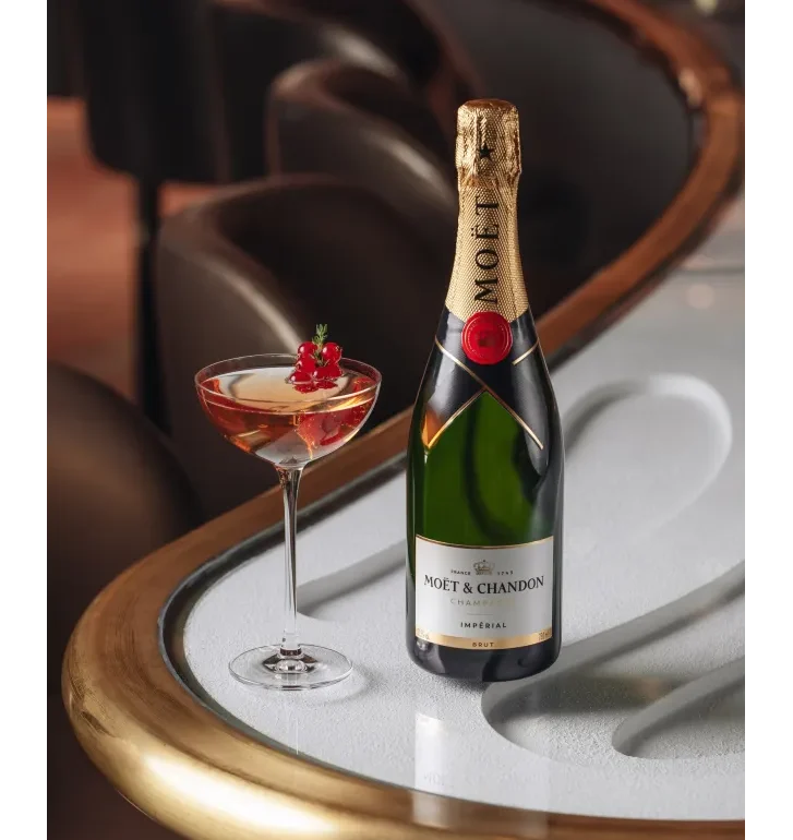 Cât costă o sticlă de șampanie Moet