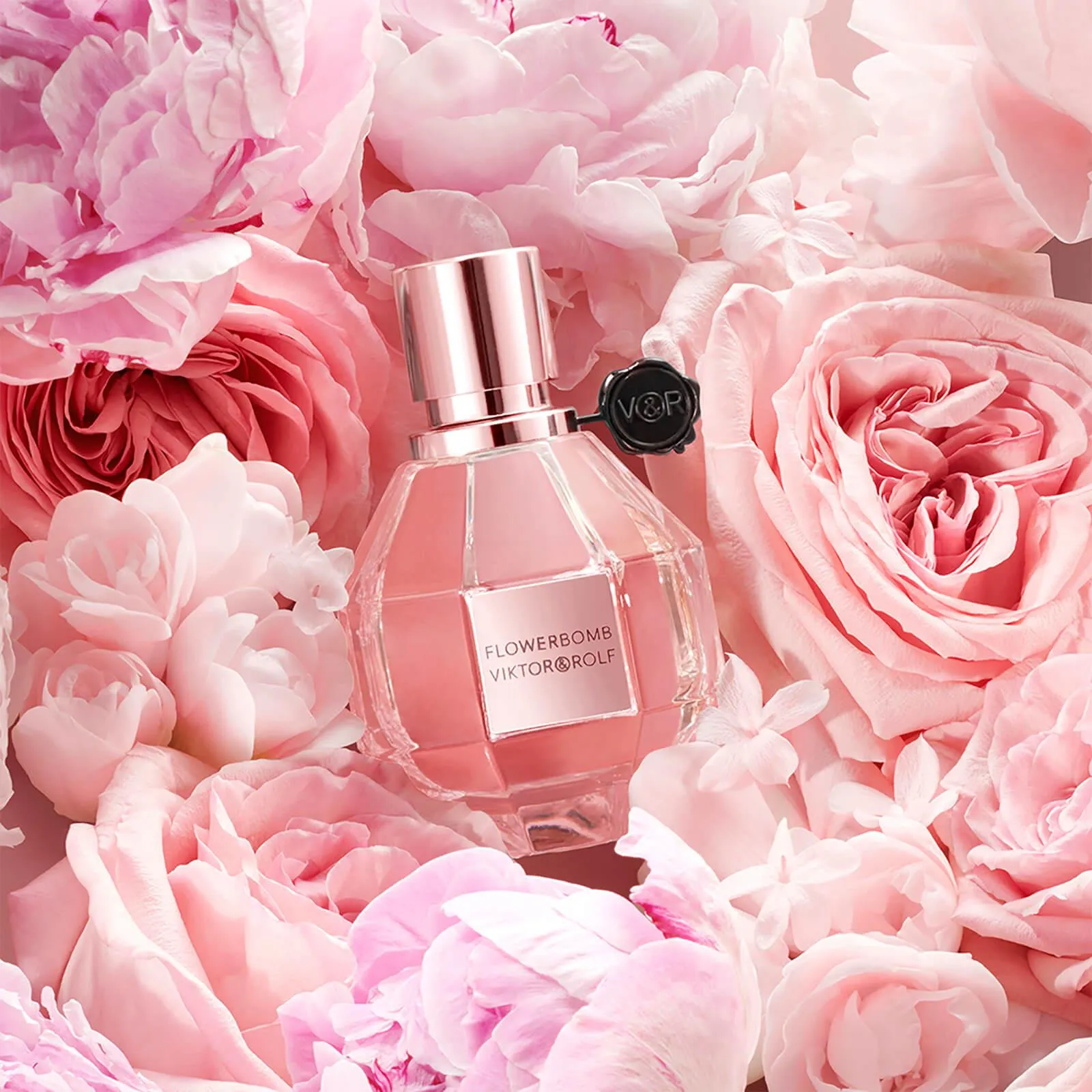 Cel mai seducător parfum pe care îl poate purta o femeie Flowerbomb