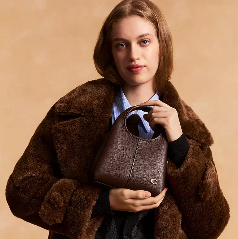 Coach este un brand de lux – cum ar trebui să-l clasificăm cu adevărat?